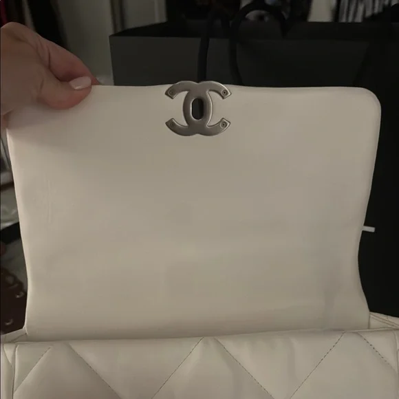 CHANEL 19 White, silver, and gold Quilted Shoulder Bag with Flap Closure - Picture 9 of 10